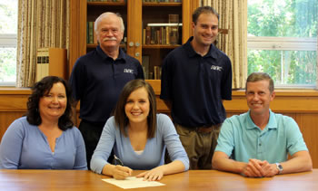 Sarah Robinson signs with SMWC