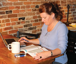 woman studying in coffeehouse