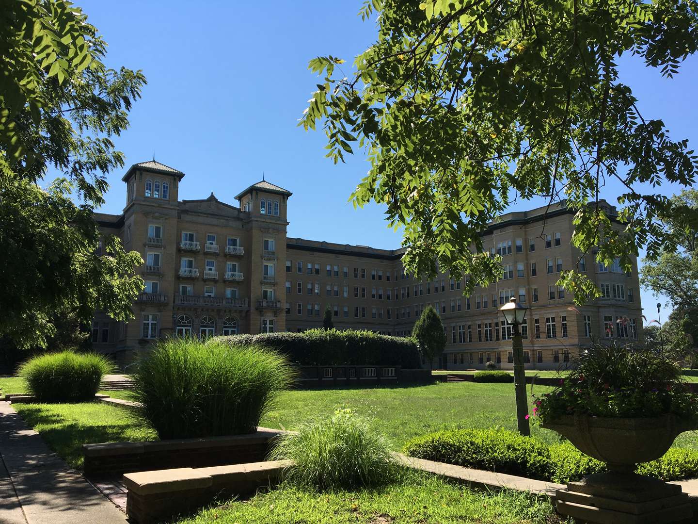 Le Fer Hall and the sunken gardens