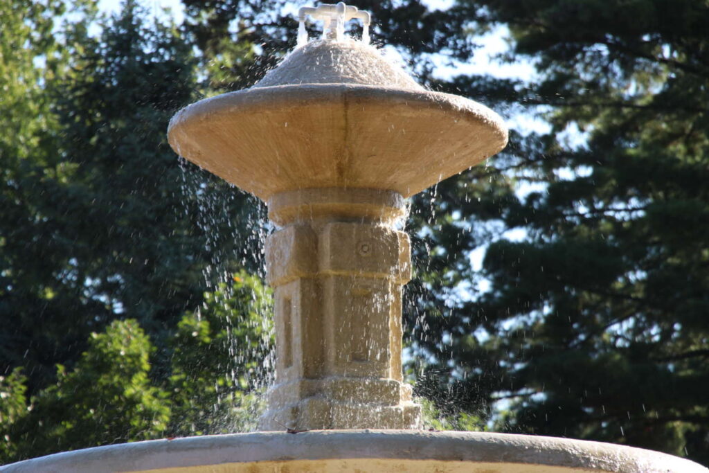 Closeup of the top of the fountain on The Avenue