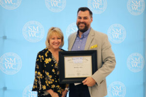 Bill Riley holding award with President King