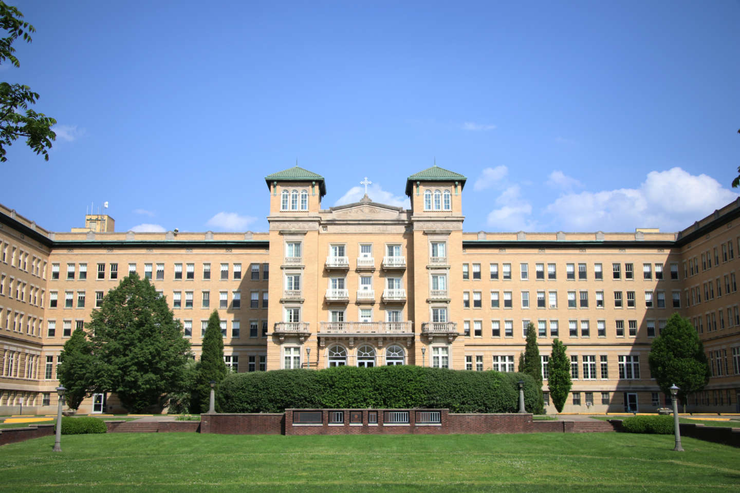 Le Fer Hall exterior frontview