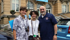 A student with her family poses in front of Le Fer