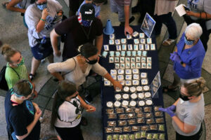 Students picking up cookies in the rotunda
