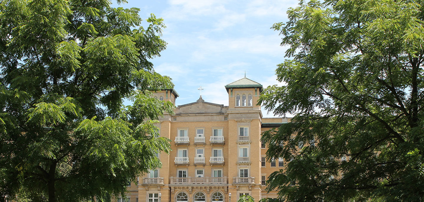 Le Fer Hall in the summer