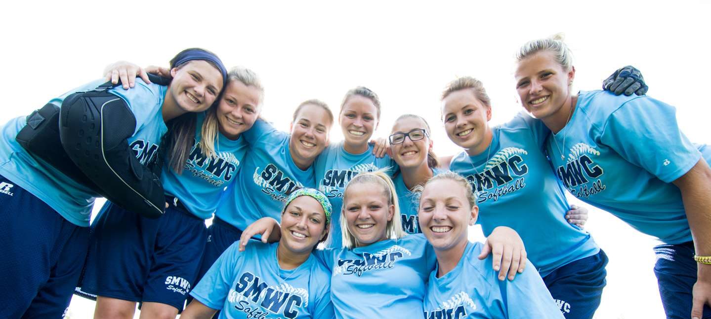 softball women huddle together