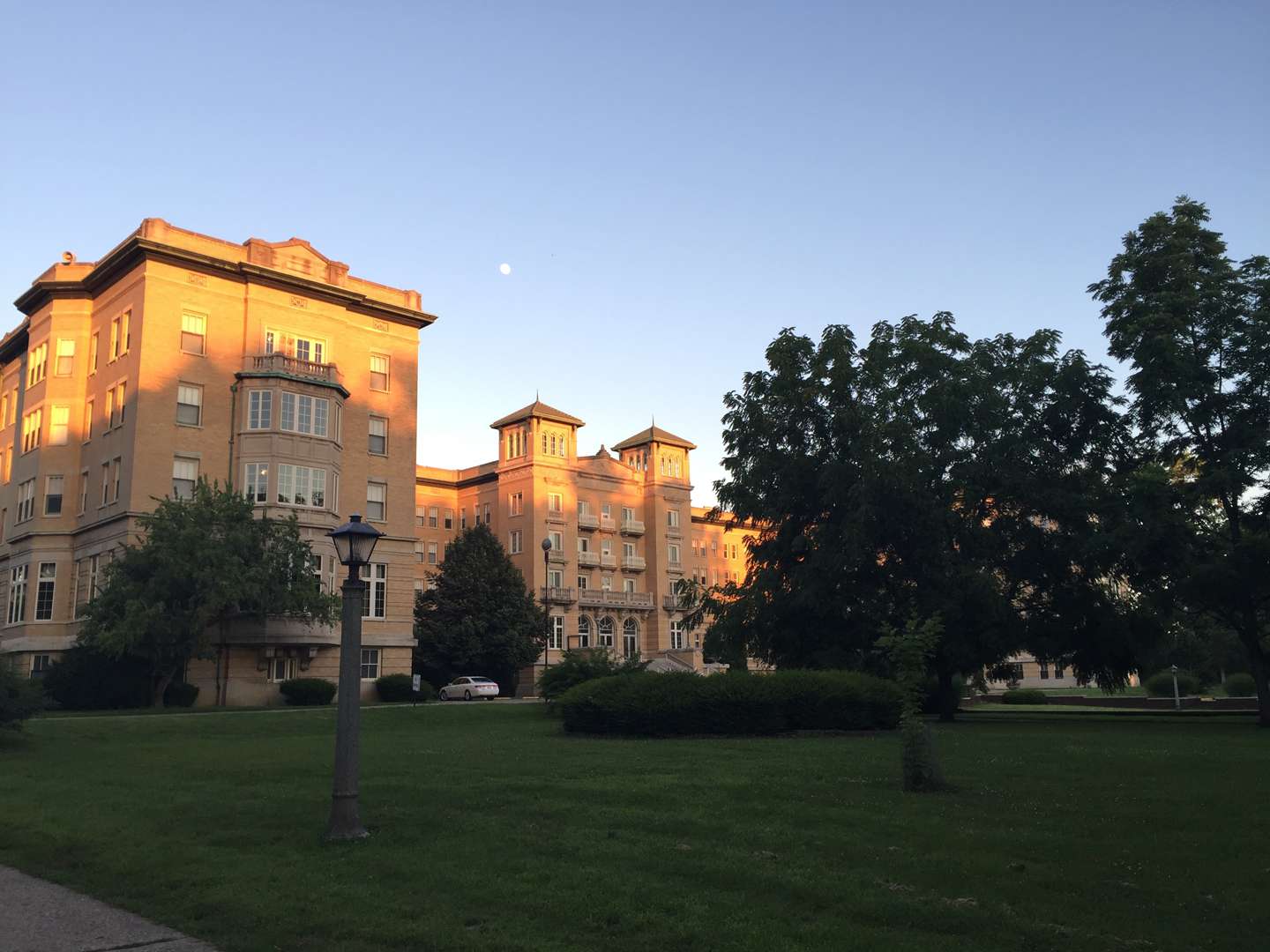 Le Fer Hall in the moonlight