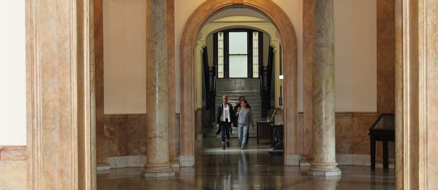 Students walking down the hall into the Rotunda.